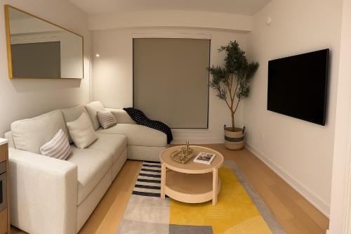 Una sala de estar con un sofá blanco y una mesa. en Thrive Nest, en San Francisco