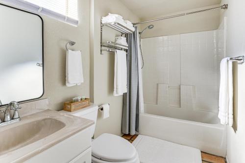 Ένα μπάνιο στο Hike, Sip and Explore Couples Retreat in Fallbrook