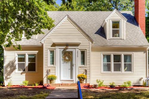 ein weißes Haus mit einem Areath an der Eingangstür in der Unterkunft 3 bed 2 bath-Walk to Jack Trice Stadium in Ames