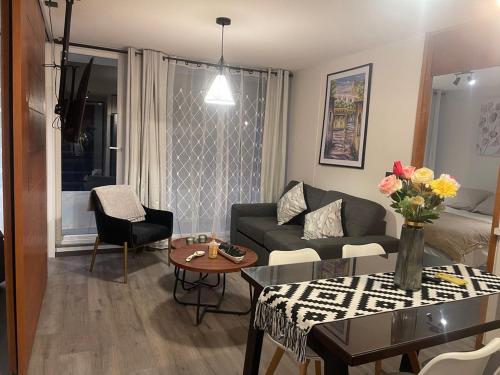 een woonkamer met een bank en een tafel bij Puerto Montt Centro - Diagonal Germania in Puerto Montt