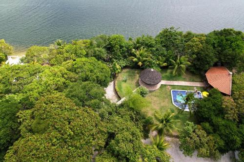 an aerial view of a house with a garden and the ocean at Chácara Adelly in Piaçabuçu