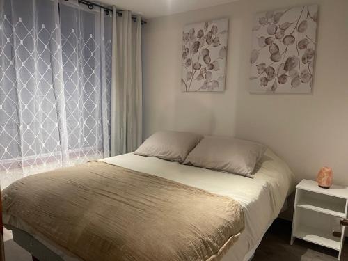 een slaapkamer met een bed en een raam bij Puerto Montt Centro - Diagonal Germania in Puerto Montt