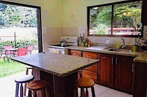 Η κουζίνα ή μικρή κουζίνα στο Beach House In Punta Leona with private Pool