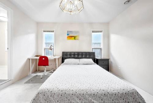 Postel nebo postele na pokoji v ubytování Bright Maple Suite