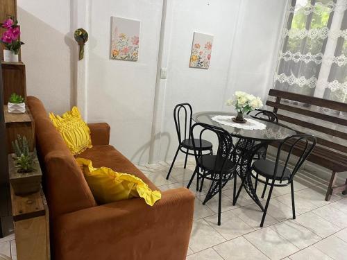 a living room with a couch and a table at El Jardín de Tere in Bijagua