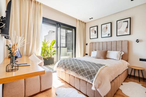 ein Schlafzimmer mit Bett, Schreibtisch und Fenster in der Unterkunft CFC business • Coworking, gym, self check-in in Anfa