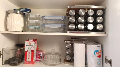 een koelkast gevuld met voedsel en andere keukenartikelen bij Sinta-se bem acolhido in São José dos Campos