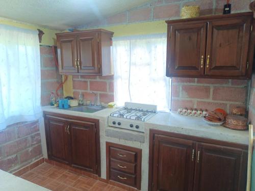 Kuchyň nebo kuchyňský kout v ubytování Cabaña Jilotepec, ALDEA el corazon de la montaña de 2 habitaciones