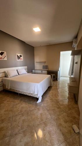 ein Schlafzimmer mit einem großen Bett in einem Zimmer in der Unterkunft Casa Farol para temporada in Aracaju