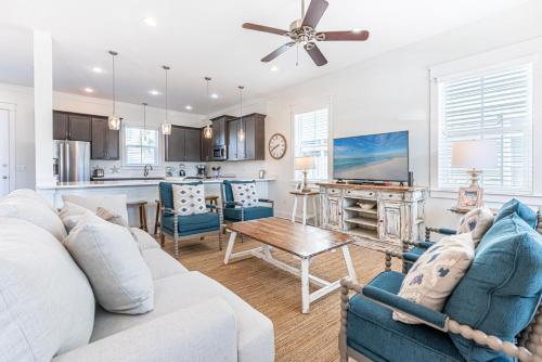 ein Wohnzimmer mit Sofa und Tisch in der Unterkunft Blue Dream in Santa Rosa Beach