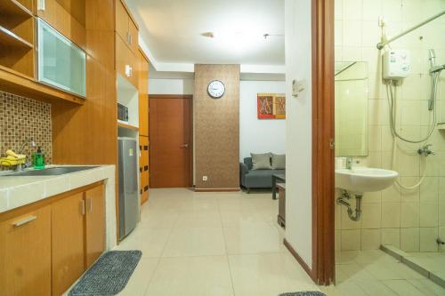 een badkamer met wastafel en toilet in een kamer bij Stylish 1-bedroom in central Jakarta, SCBD in Jakarta