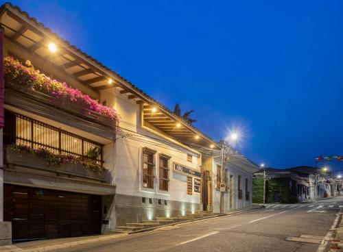 a street at night with lights on a building at Alko Hotel Casa Nispero in Cali