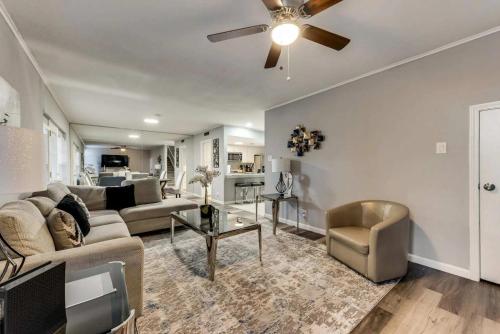 Η κουζίνα ή μικρή κουζίνα στο Stylish 4BD Condo Six Flags Grand Prairie GP56A
