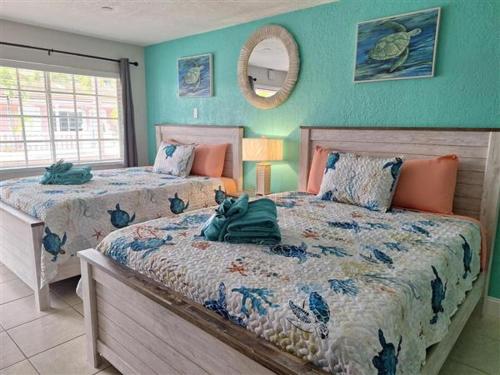 Postel nebo postele na pokoji v ubytování Blind Pass Resort Motel