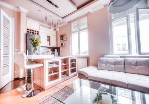 ein Wohnzimmer mit einem Sofa und einem Tisch in der Unterkunft Crown Apartment - Your Royal Stay in Belgrad