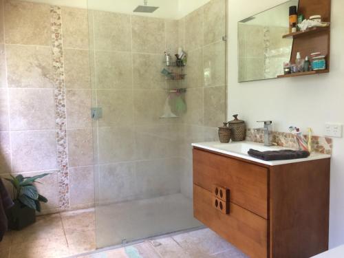 Ένα μπάνιο στο Luxury Eco home in rainforest, 10min from Noosa