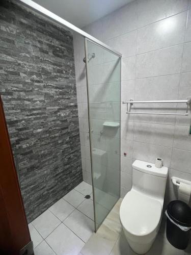 Ένα μπάνιο στο Modern apartment a few steps from the Salinas esplanade