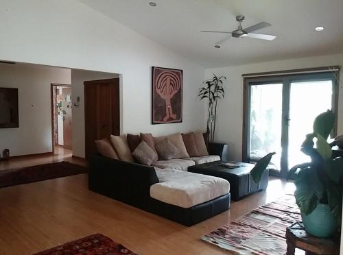 Χώρος καθιστικού στο Luxury Eco home in rainforest, 10min from Noosa