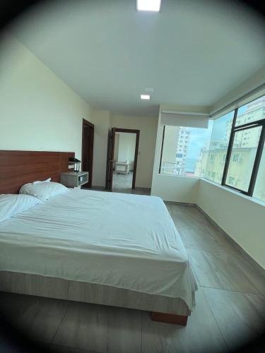 Ένα ή περισσότερα κρεβάτια σε δωμάτιο στο Modern apartment a few steps from the Salinas esplanade