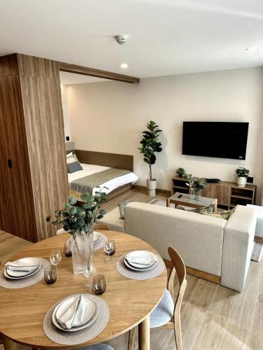 a living room with a table and a couch at Margot Apartments By MrW in Guadalajara
