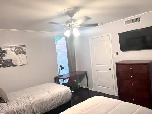una camera da letto con due letti e un ventilatore a soffitto di 3BD Condo Six Flags G Prairie GP36B a Heliport-Facility 5A