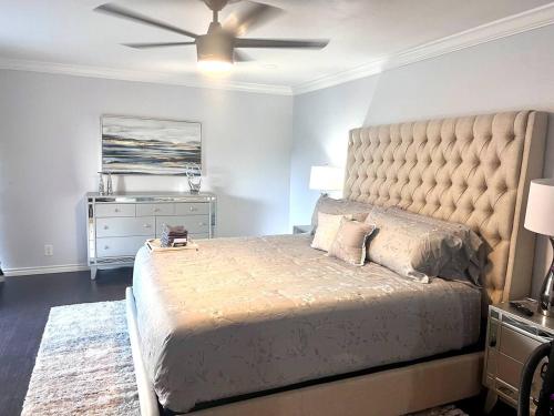 una camera da letto con un letto e un ventilatore a soffitto di 3BD Condo Six Flags G Prairie GP36B a Heliport-Facility 5A