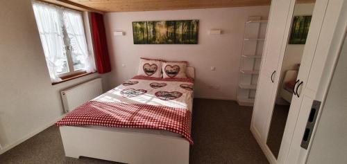 een kleine slaapkamer met een bed en een raam bij Glorios in Heiden