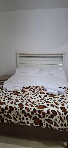 a bed with two towels on top of it at Shanti House Geribá in Búzios