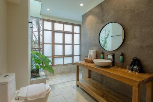 a bathroom with a sink and a mirror at Alko Hotel Casa Nispero in Cali