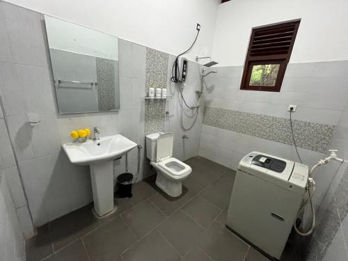 Un baño blanco con lavabo e inodoro. en Hidden Gem - Private Villa, en Tangalle