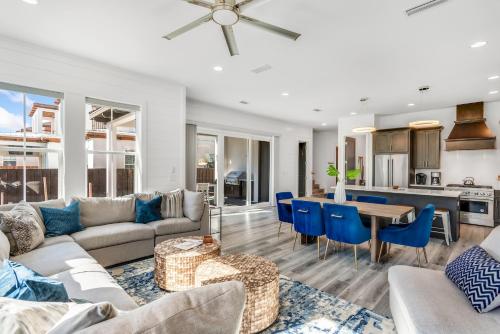 un soggiorno con un divano e un tavolo di Carefree Days a Santa Rosa Beach