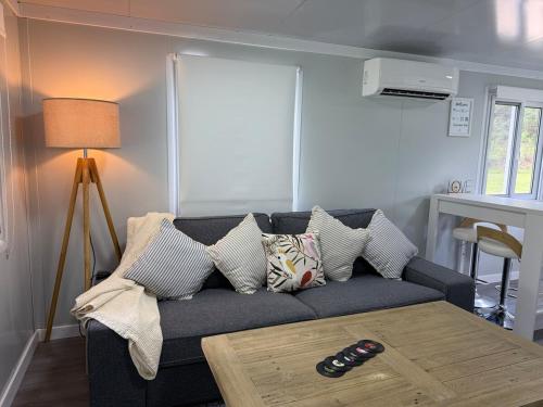 Χώρος καθιστικού στο The Bower - Off Grid Cabin, Unplug, Relax & Unwind