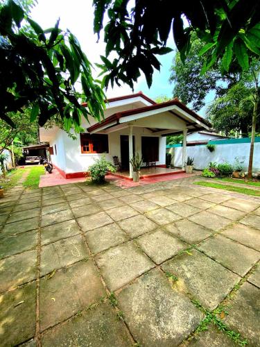 Casa blanca pequeña con patio grande en Home in Mirissa, en Mirissa