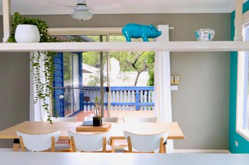 a dining room with a table and chairs at The Tree House in Long Beach