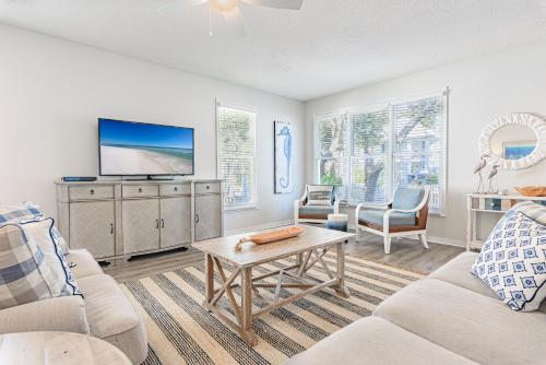 un soggiorno con un divano e una TV di Cassine Dream a Santa Rosa Beach