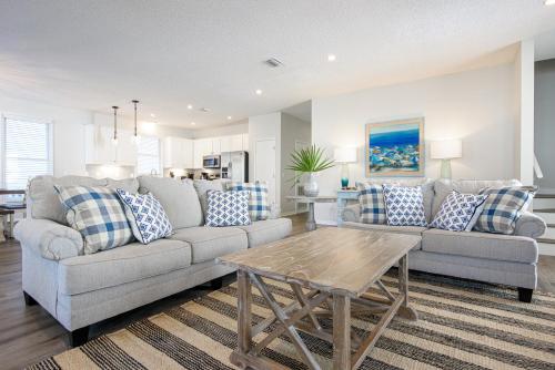 un soggiorno con due divani e un tavolino da caffè di Cassine Dream a Santa Rosa Beach