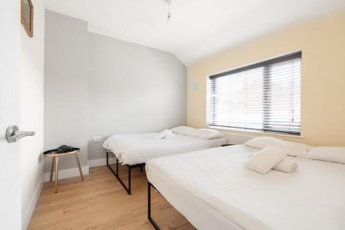 Postel nebo postele na pokoji v ubytování Spacious 3BR Home - Pool Table - Games - Sleeps 9