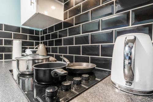 Kuchyň nebo kuchyňský kout v ubytování Spacious 3BR Home - Pool Table - Games - Sleeps 9