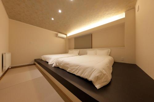 Postel nebo postele na pokoji v ubytování The Crane Sanctuary Sapporo