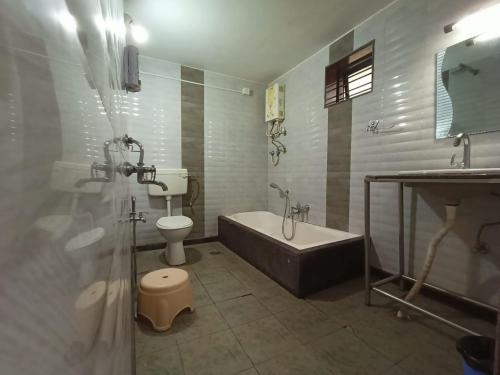 奇克马格尔Arabica Aura Homestay的带浴缸、马桶和水槽的浴室