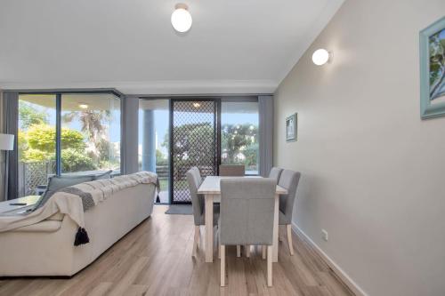 Nautilus 2 - Ground Floor Unit في هاوكس نيست: غرفة معيشة بها أريكة وطاولة