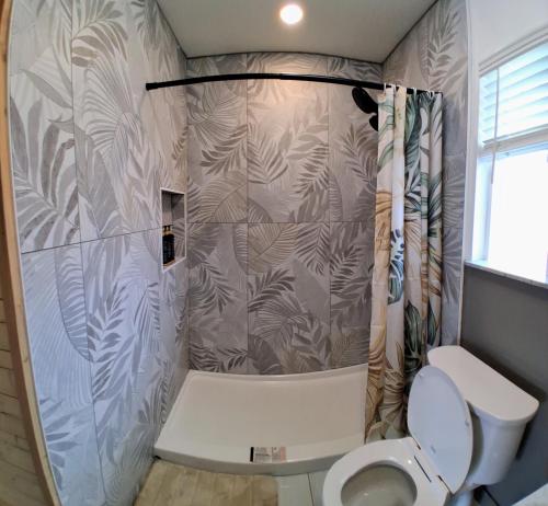 Ένα μπάνιο στο Hale Maluhia-Private 2 Bedroom home