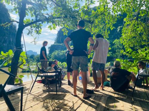 Vũ LâmBig D hostel的一群人站在甲板上眺望水面。