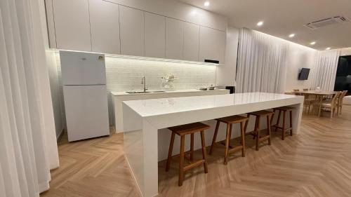 Η κουζίνα ή μικρή κουζίνα στο Minimalistic Pool Villa