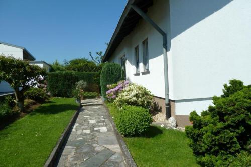 een tuin met een stenen pad naast een huis bij Ferienwohnung Casa Marlies In Daun in Daun