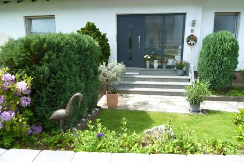 een huis met een tuin met een zwaan in de tuin bij Ferienwohnung Casa Marlies In Daun in Daun