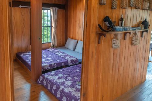 Postel nebo postele na pokoji v ubytování Nam Pé Tày Homestay - View hồ Ba Bể