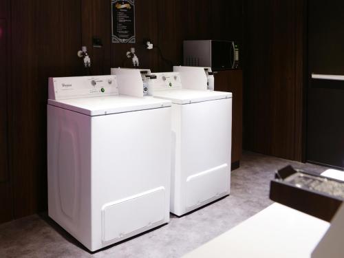 twee witte wasmachines naast elkaar bij Hotel Relax III in Taipei