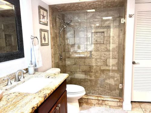 un bagno con doccia, wc e lavandino di Spacious 2BD Condo Grand Prairie GP22B a Heliport-Facility 5A