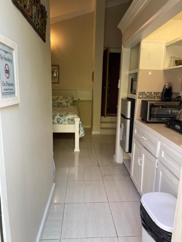 Una pequeña cocina con una mesa y un microondas. en Dawson’s Hideaway, en Nassau